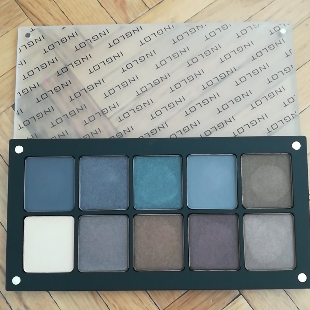 Inglot magnetic palette with 10 eyeshadows